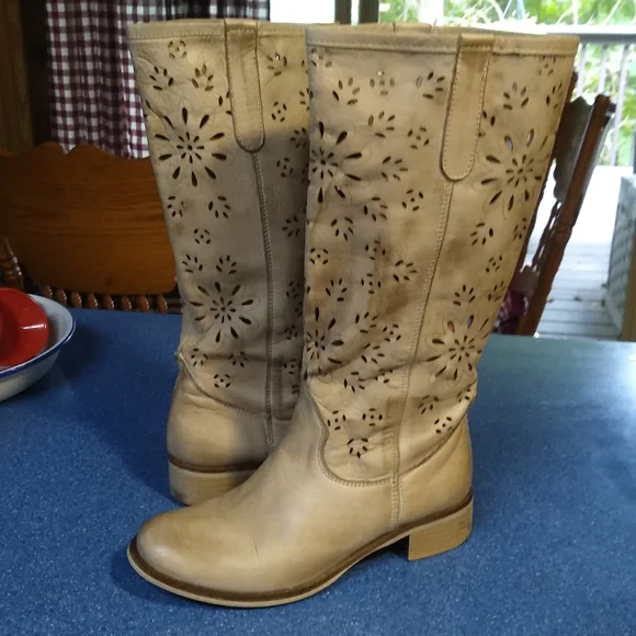 Vera Gomma | Shoes | Vera Gomma Boots | Poshmark display picture 2